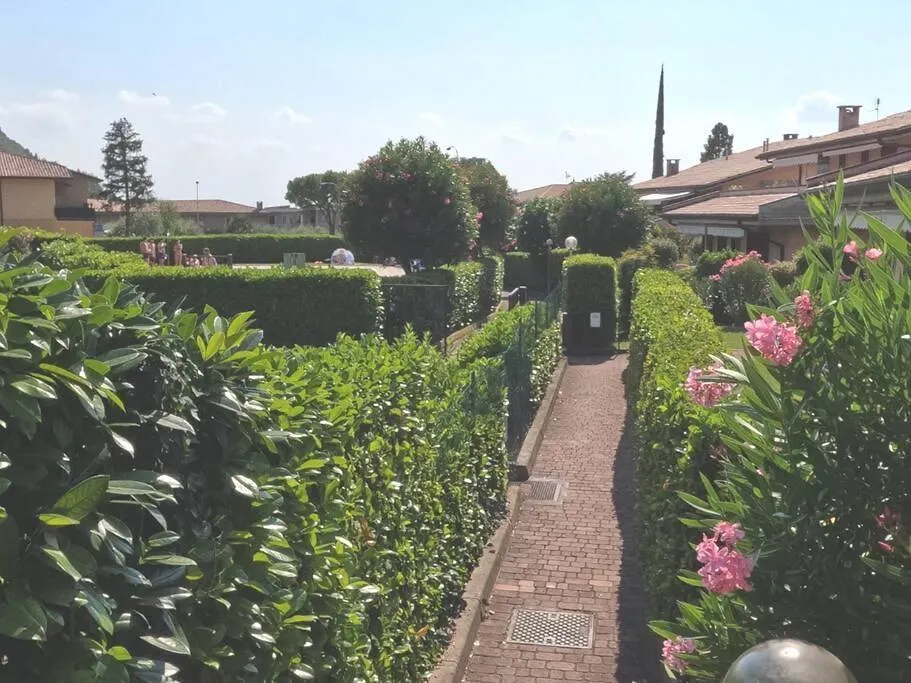 Residence Con Piscina A Garda Italien